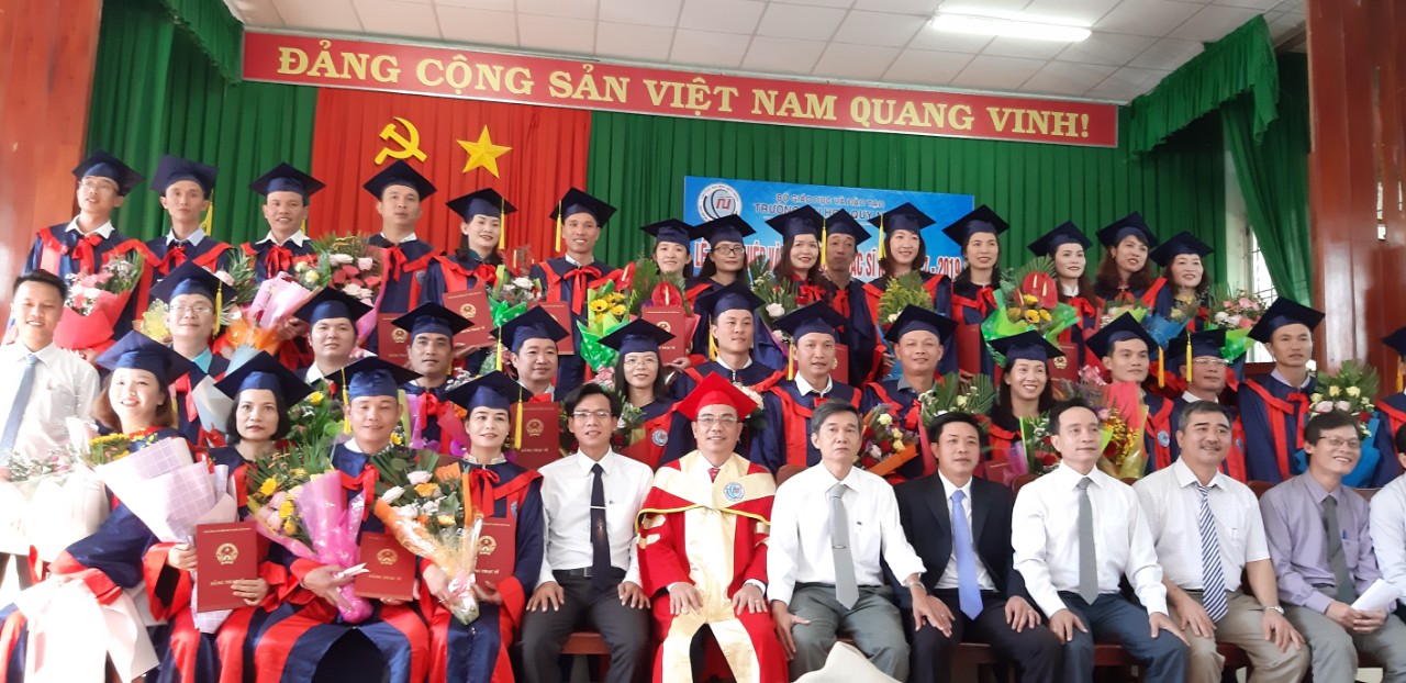 cac thay co trong buoi le nhan bang tot nghiep