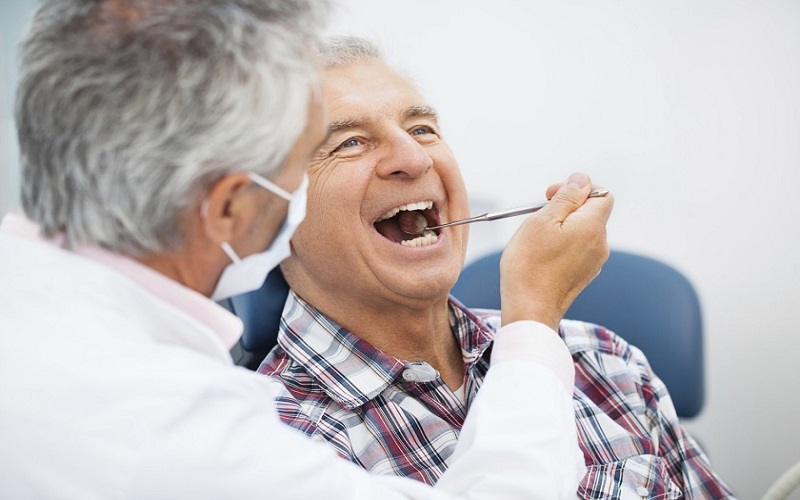 thăm khám răng miệng định kỳ cho người già