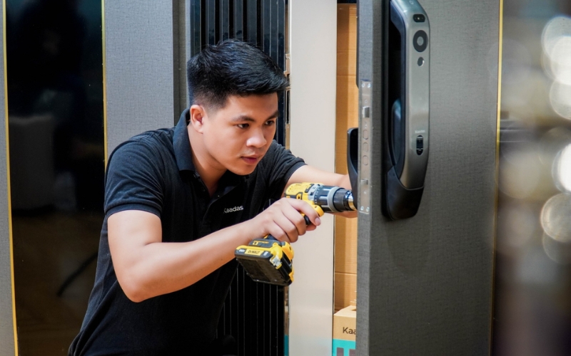Kiểm tra và siết chặt ốc vít