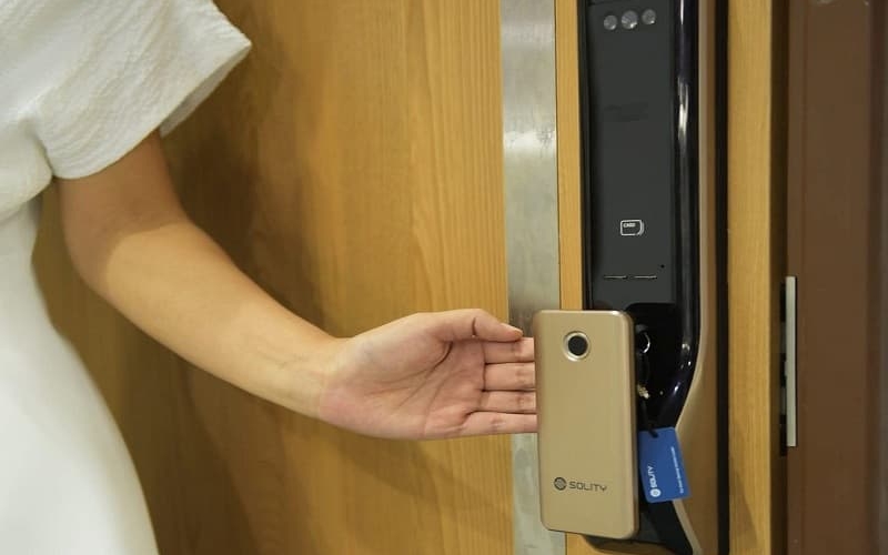 Vệ sinh bề mặt và khe rãnh của khóa
